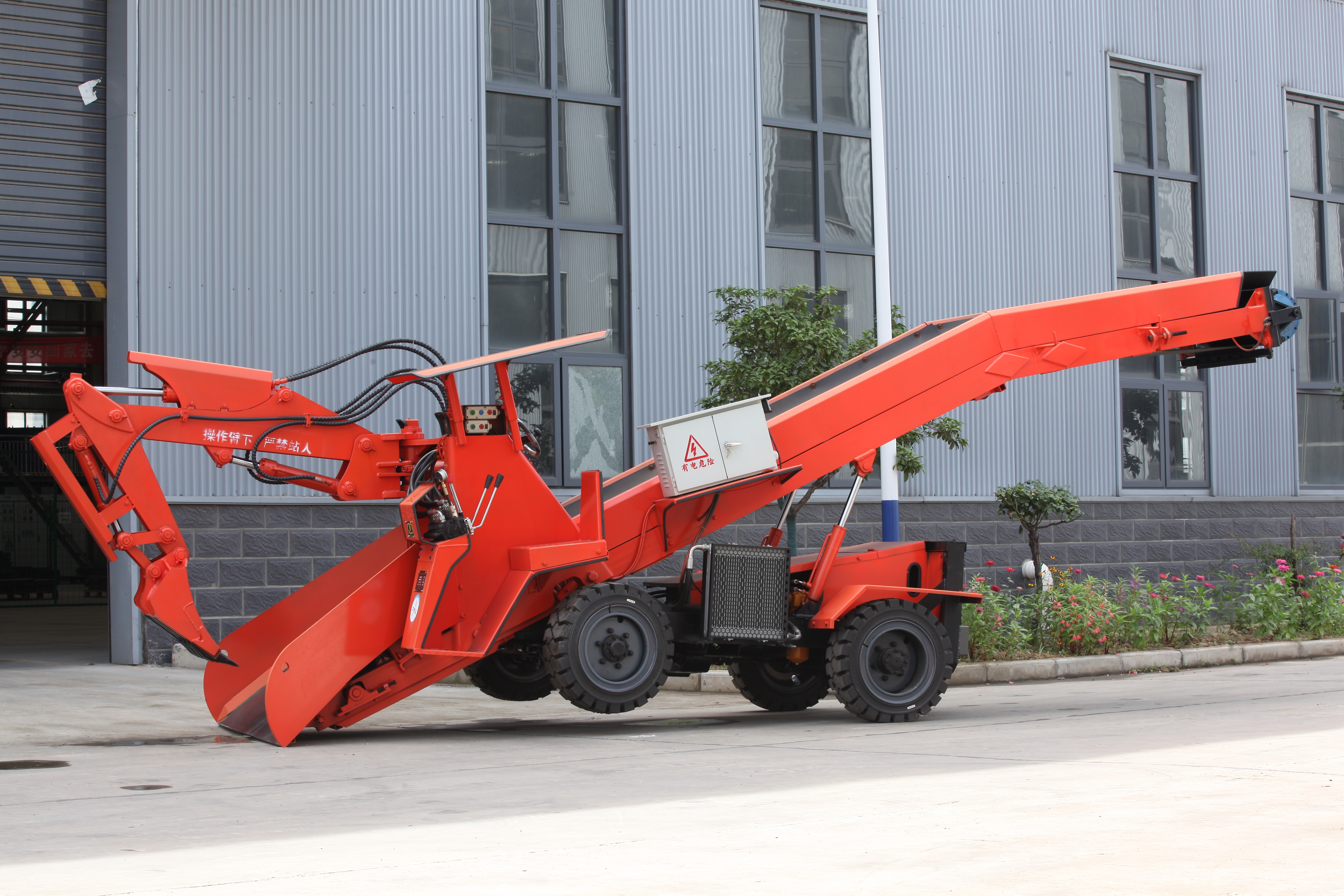 扒渣帶破碎，永力通液壓扒渣機(jī)一機(jī)搞定裝巖與破碎