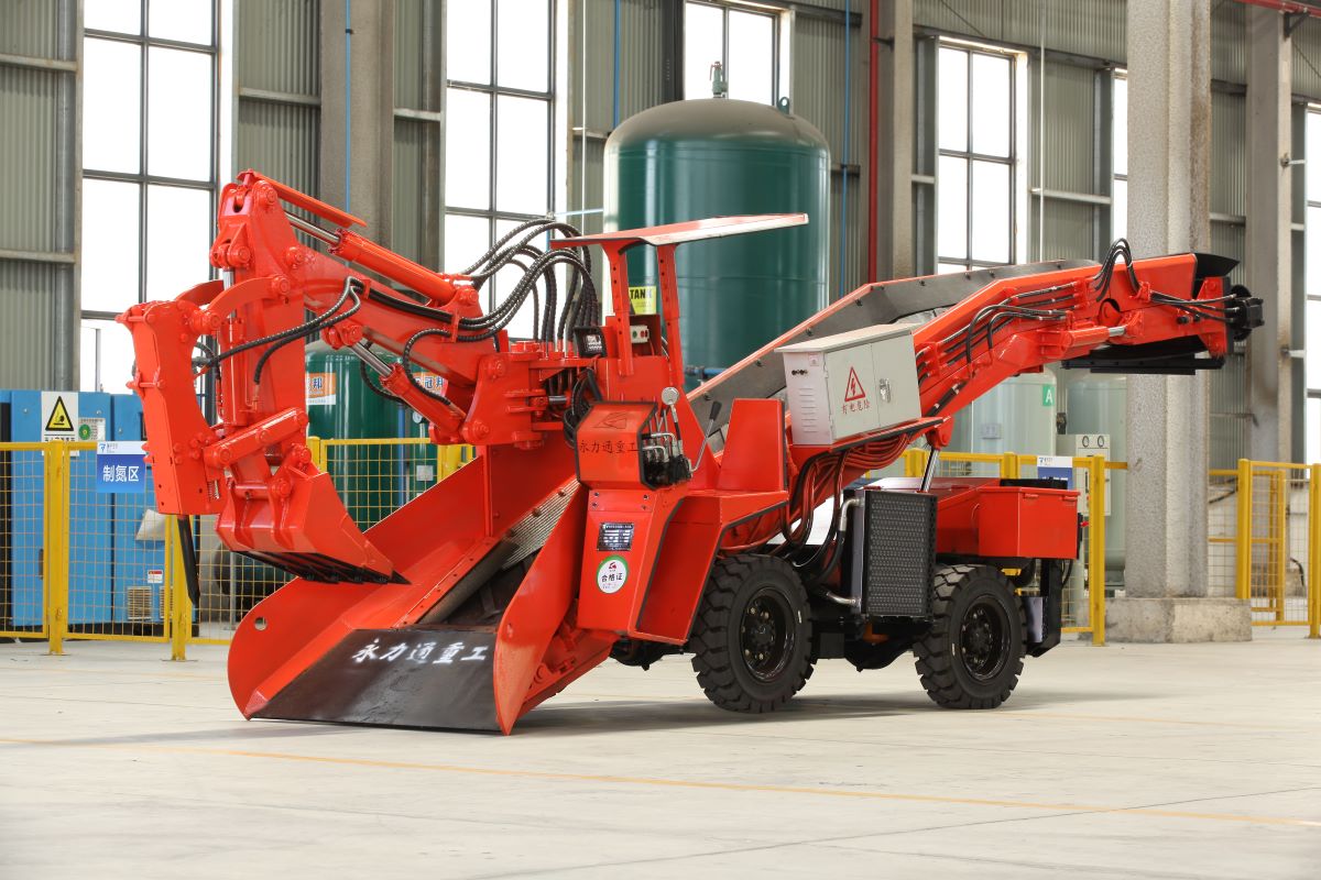 大斷面巷道出渣慢？永力通履帶扒渣機(jī)一機(jī)搞定