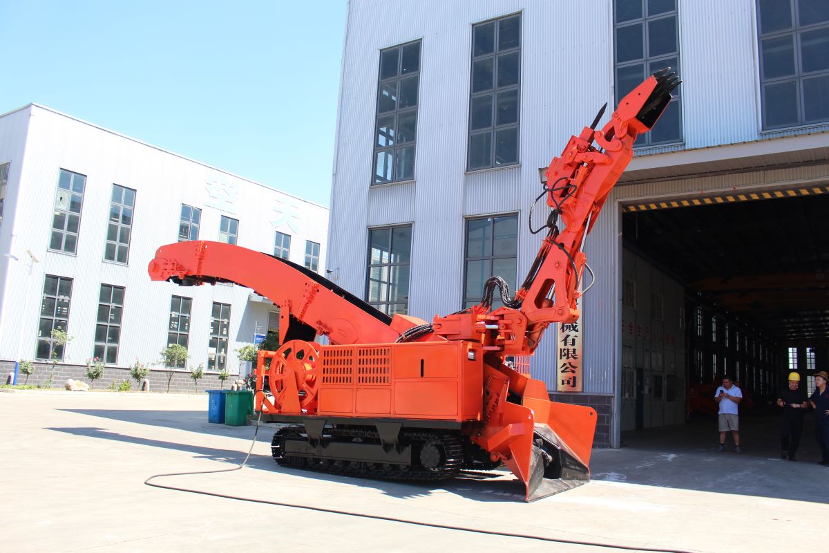 永力通兩種行走方式，履帶扒渣機輪胎扒渣機都有